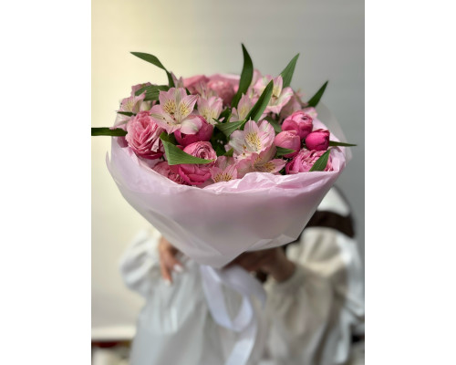 Пионовидные розы с альстромерией