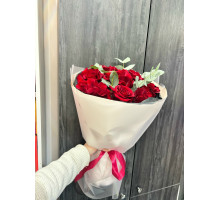 Букет из красных роз 9 шт с эвкалиптом